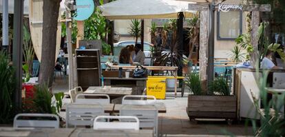 Varias personas disfrutan en la terraza de un bar durante el segundo día de la reapertura al público de las terrazas al aire libre de los establecimientos de hostelería y restauración.