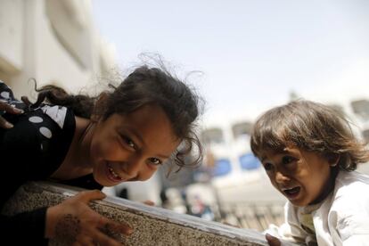 Retrato de unos niños que juegan en una escuela refugio en Saná, la capital de Yemen. El conflicto que vive su país les obligó a abandonar su hogar en la provincia norteña de Sada, controlada por los Huthi.