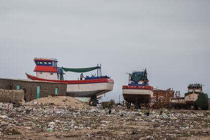 Trabajadores construyen una embarcación artesanal en La Tortuga.