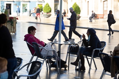 Varias personas sentadas en las terrazas de un restaurante de Avilés (Asturias).