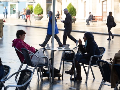 Varias personas sentadas en las terrazas de un restaurante de Avilés (Asturias).