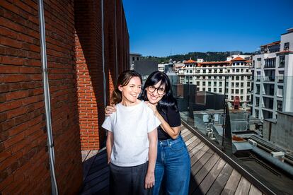 La directora Alauda Ruiz de Azúa (detrás) y la actriz Nagore Aranburu, en Bilbao en verano, durante una entrevista sobre la serie 'Querer'. 