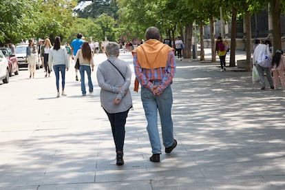 A couple walks along Paseo del Prado