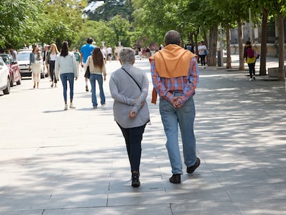 A couple walks along Paseo del Prado