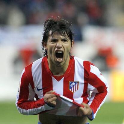 Agüero celebra uno de sus dos goles al Barça.