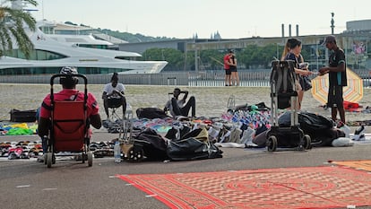 Bajo la estatua de Colón conviven yates de super-lujo, turistas y manteros que se buscan la vida. Hassim y sus compañeros intentan vender durante largas jornadas de calor de julio hasta caer la noche, justo antes de la pandemia del COVD 19. Desde entonces es casi imposible hacer esta actividad en la ciudad por las medidas institucionales.