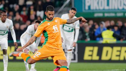 Willian José anota de penalti el gol del triunfo del Betis ante el Elche en el minuto 95.