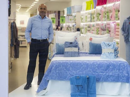 Alberto Hernández, presidente de Tramas, en una de sus tiendas en el centro de Sevilla.