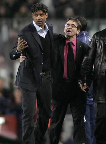 Frank Rijkaard, junto a Fernando Vázquez, el técnico del Celta.