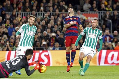 El delantero uruguayo del FC Barcelona Luis Suárez (c) durante el partido.