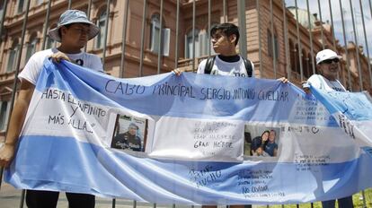 Familiares de la tripulaci&oacute;n del Ara San Juan protesta frente a la Casa Rosada