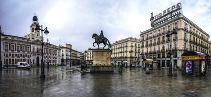 La estatua ecuestre de Carlos III destaca solitaria en una desangelada panorámica de la Puerta del Sol de Madrid, tomada el pasado el 24 de marzo.