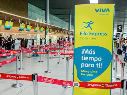 Los escritorios de atención de Viva Air en el aeropuerto El Dorado, en Bogotá.