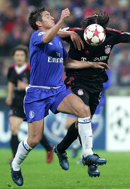 Ballack cabecea pese a la oposición de Lampard.