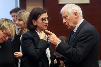 El alto representante para Política Exterior de la UE, Josep Borrell, charla con la Secretaria de Estado española de Cooperación Internacional, Eva María Granados Galiano, este lunes en Bruselas.