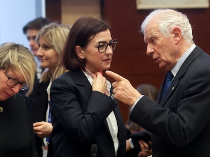 El alto representante para Política Exterior de la UE, Josep Borrell, charla con la Secretaria de Estado española de Cooperación Internacional, Eva María Granados Galiano, este lunes en Bruselas.