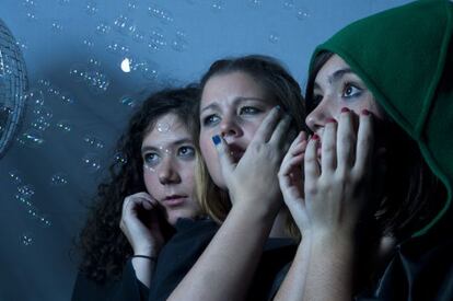 Dos de las tres voces femeninas del grupo Prin La Lá acompañan hoy la proyección de Nosferatu.