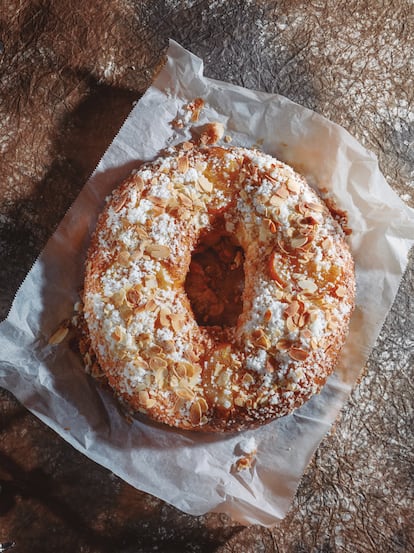 El roscón de Reyes de Pan.Delirio tiene tres días de elaboración, masa madre líquida y sólida, fermentaciones lentas y materias primas de primera calidad. Su elaboración puede encontrarse en el libro 'Pan. Delirio', de Javier Cocheteux (padre e hijo), editado por Planeta Gastro.