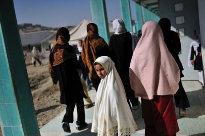 Escolares afganas asisten a la escuela de Mirweis, donde 16 niñas fueron rociadas con ácido por simpatizantes talibanes mientras iban a la escuela, en Kandahar, el 7 de febrero de 2009.