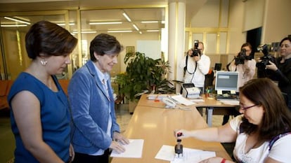 Las parlamentarias de EH Bildu Leire Pinedo, a la izquierda, y Laura Mintegi, presentan la enmienda a la totalidad