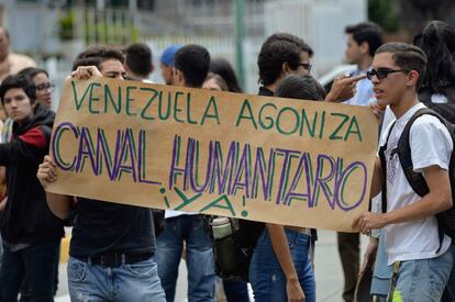 Estudiantes de la Universidad Central de Caracas marchan bajo el lema "Venezuela agoniza, canal humanitario".