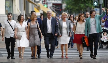 Joan Ribó, momentos antes de acceder al Ayuntamiento, acompañado de los concejales de Compromís.