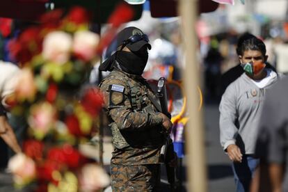 Un soldado hace guardia en el centro histórico de San Salvador (El Salvador). Una consulta realizada a los altos mandos del Ejército de El Salvador sobre la reforma constitucional que prepara un equipo encabezado por el vicepresidente Félix Ulloa encendió las alarmas entre los activistas de derechos humanos, que ven una "participación de facto" de los uniformados en asuntos políticos, lo que los militares tienen vedado desde 1992.