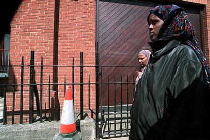 Dos mujeres musulmanas caminan por un barrio del sur de Londres.