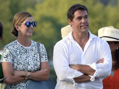 Luis Alfonso de Borb&oacute;n y su esposa, Margarita Vargas, en Sotogrande durante el verano de 2016. 