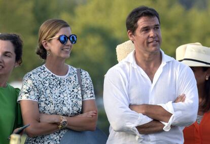 Luis Alfonso de Borb&oacute;n y su esposa, Margarita Vargas, en Sotogrande durante el verano de 2016. 