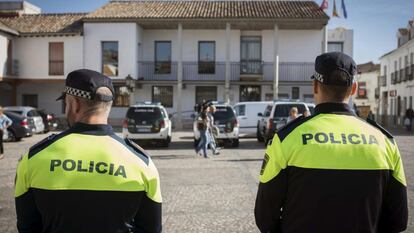 Agentes de la Policia, junto al Ayuntamiento de Valdemoro
