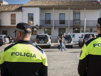 Agentes de la Policia, junto al Ayuntamiento de Valdemoro