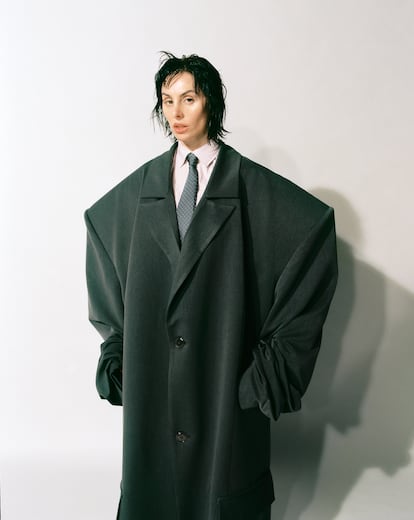 Mala Rodríguez lleva americana oversize de PAT EQUILUX, corbata de ARMANI y camisa de GIMAGUAS.