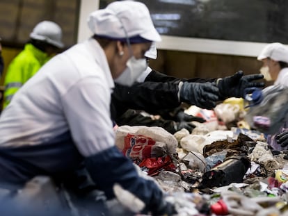 Trabajadoras de la planta de tratamiento de basuras de Lousame (A Coruña) separan manualmente la basura.