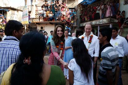 Catalina y Guillermo en Mumbai visitando un centro de agua potable.