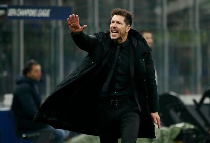 Simeone da instrucciones durante el Inter-Atlético disputado este martes en el estadio San Siro de Milán.