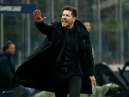 Simeone da instrucciones durante el Inter-Atlético disputado este martes en el estadio San Siro de Milán.