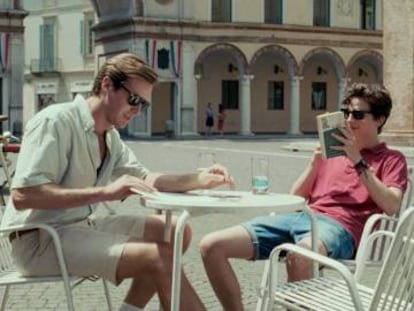 Oliver (Armie Hammer) y Elio (Timoth&eacute;e Chalamet) comparten mesa en una plaza de Crema, el pueblo en el que est&aacute; situada la pel&iacute;cula &#039;Call me by your name&#039;. 