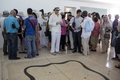 Inauguración del espacio Artista por Artista, de Carlos Garaicoa en el barrio de Miramar. En el piso una obra del propio Garaicoa, que recrea los suelos de mármol de algunos negocios antiguos de La Habana.