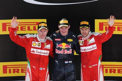 El piloto holandés de Red Bull Max Verstappen (c), junto al finlandés Kimi Raikkonen (Ferrari) (i) y el alemán de Ferrari Sebastian Vettel (d), en el podio tras lograr la primera, segunda y tercera posicición, respectivamente en el Gran Premio de España de Fórmula Uno.