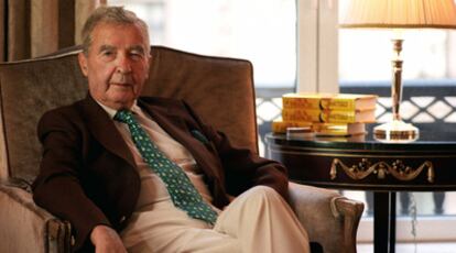 Dick Francis, en una foto de archivo de septiembre de 2000