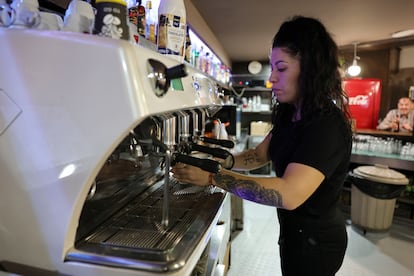 Una camarera trabaja en un bar de Toledo este viernes.