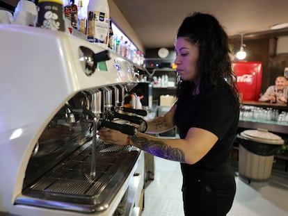Una camarera trabaja en un bar de Toledo, el pasado mes de octubre.