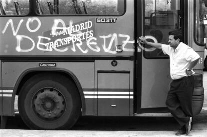 Jornada de huelga del 28 de junio de 1992 del gobierno de Felipe González por el recorte de las prestaciones por desempleo. Un conductor de un autobús interurbano del Consorcio Regional de Transportes de Madrid junto a la pintada "No al decretazo".