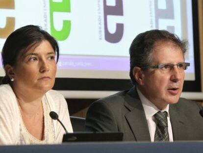 Lara Cuevas, directora de Desarrollo Empresarial del Gobierno vasco, y Tomás Orbea, director general de la SPRI, durante la rueda de prensa en Bilbao.