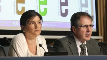 Lara Cuevas, directora de Desarrollo Empresarial del Gobierno vasco, y Tomás Orbea, director general de la SPRI, durante la rueda de prensa en Bilbao.