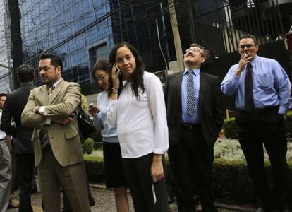 Habitantes del DF tras el temblor de este jueves.