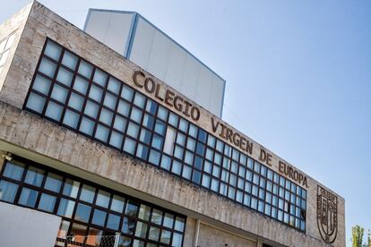 Fachada del colegio privado Virgen de Europa, en Boadilla del Monte, Madrid.