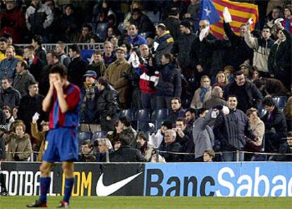 El público del Camp Nou protesta con pañuelos mientras Overmars se tapa la cara