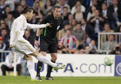 Cristiano chuta para firmar el segundo gol del equipo blanco.